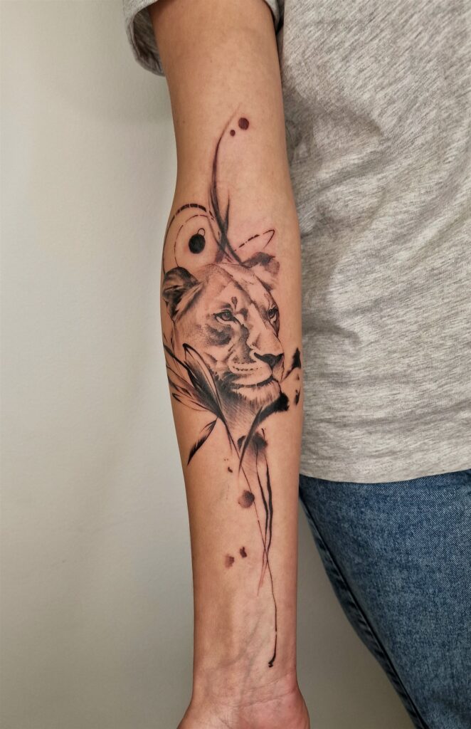 Tīģera portreta tetovējums uz rokas pie Gruntins Tattoo Liepājā