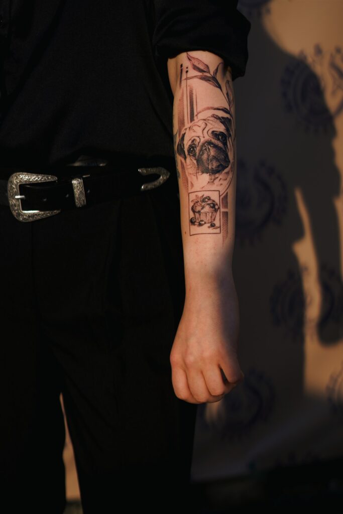 Wheels & Tattoos 2024 godalgotais melnbaltais tetovējuma darbs — Gruntins Tattoo Liepāja